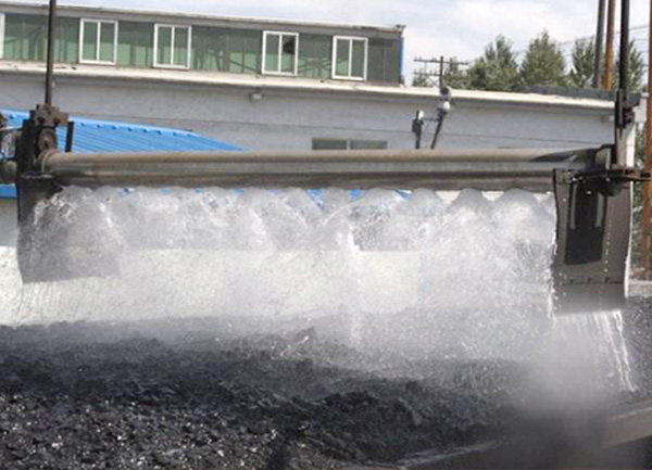 Spraying dust suppressants for railway transportation